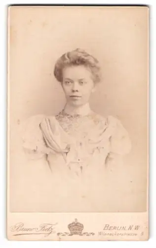 Fotografie Bruno Fietz, Berlin, Wilsnackerstrasse 9, Emma Tiltze im Kleid mit Spitzenkragen