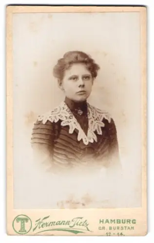 Fotografie Hermann Tietz, Hamburg, Grosser Burstah 12-14, Gertrud Lundberg im Porträt