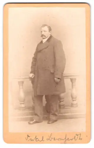 Fotografie F. W. Franke, Merseburg, Rossmarkt 505, Bernhardt im Wintermantel