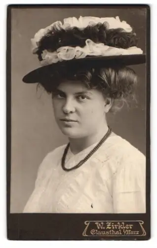 Fotografie W. Zirkler, Clausthal i. Harz, Martha Buwe mit Hut