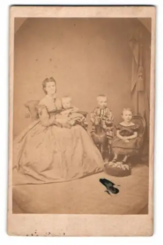 Fotografie Peter Host, Kopenhagen, Østergade 22, Emil, Oscar und Elisabeth Thrane mit ihrer Mutter