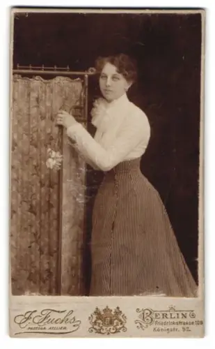 Fotografie E. Fuchs, Berlin, Friedrichstrasse 108, Ella in gestreiftem Rock