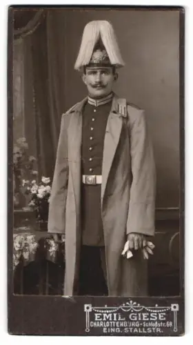 Fotografie Emil Giese, Charlottenburg, Schlossstr. 68, Garde-Soldat in Mantel mit Paradehelm