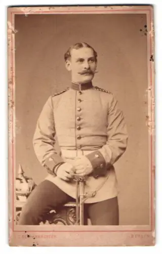 Fotografie J. C. Schaarwächter, Berlin, Friedrich-Str. 190, Einjährig-Freiwilliger Gardesoldat in Uniform mit Säbel