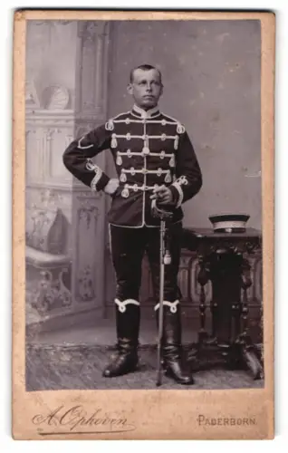 Fotografie A. Ophoven, Paderborn, Husar in Uniform mit Schirmmütze und Säbel