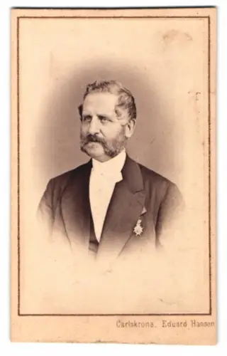 Fotografie Eduard Hansen, Carlskrona, Veteran im Anzug mit Orden, 1886