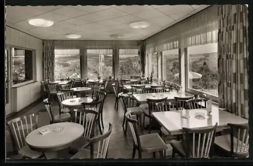 AK Wippenbach / Ortenberg, Café-Restaurant und Pension Haus Schönblick, Gastraum mit Ausblick
