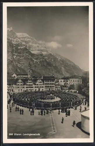 AK Glarus, Landsgemeine, Ortspartie mit Bergblick