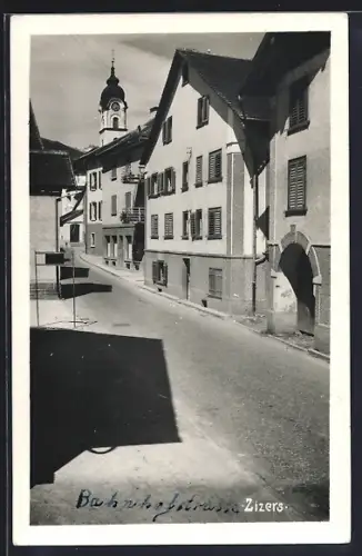 AK Zizers, Bahnhofstrasse im Sonnenschein, mit Turm
