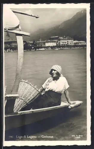 AK Lugano /Lago di Lugano, Junge Dame in Tracht im Kahn vor Ortspanorama