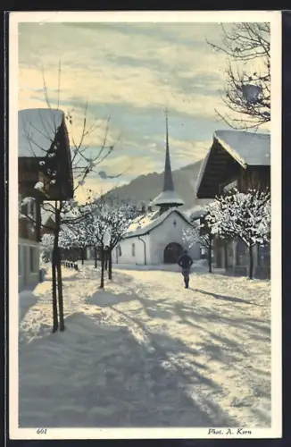 AK Gstaad, St. Nikolaus Kapelle und Strasse im Winter