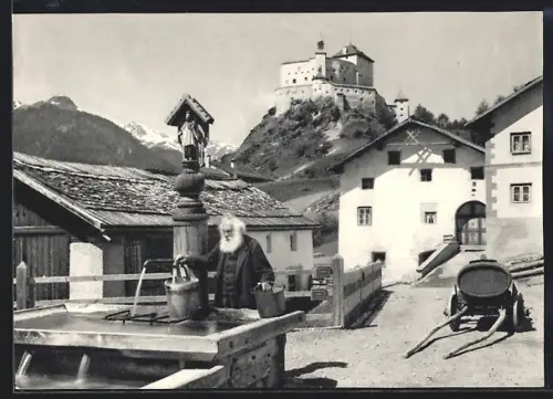 AK Tarasp /Engadin, Ortspartie, Einwohner am Brunnen, Wasserwagen und Schlossblick