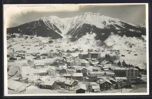 AK Klosters /Graubünden, Totalansicht mit Bergpanorama im Winter