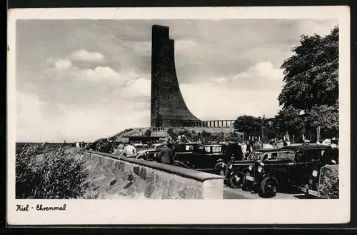 AK Laboe, Marine-Ehrenmal mit Besuchern