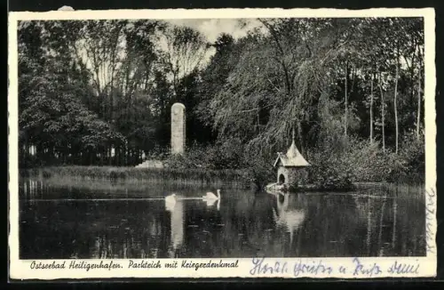 AK Heiligenhafen, Parkteich mit Kriegerdenkmal