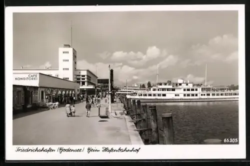 AK Friedrichshafen /Bodensee, Hafenbahnhof, Café Konditorei, Dampfer
