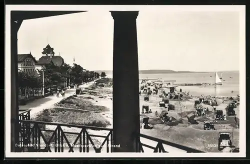 AK Niendorf / Ostseebad, Blick vom Musikpavillon auf Strand und Promenade
