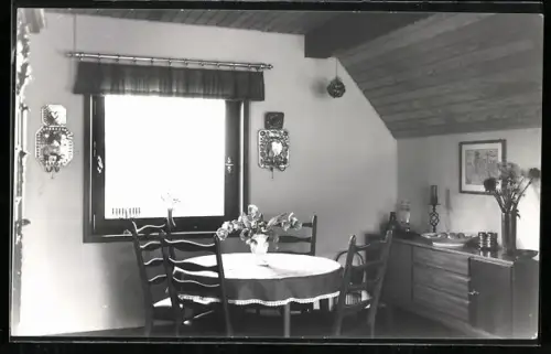 AK Burg /Fehmarn, Wohnraum mit Esstisch und Blumendekoration