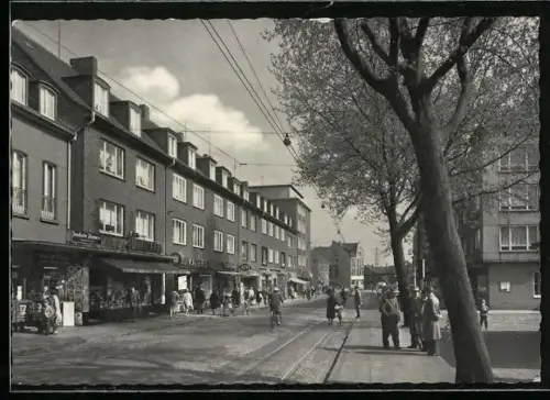 AK Oberhausen-Osterfeld, Gildenstrasse, Geschäftszeile, Passanten