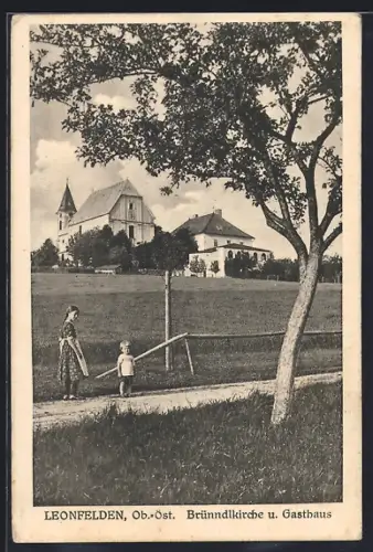 AK Leonfelden, Brünndlkirche und Gasthaus von einem Feldweg aus