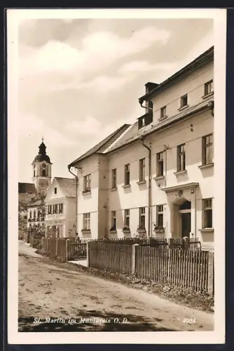 AK St. Martin im Mühlkreis, Strassenpartie mit Blick zur Kirche