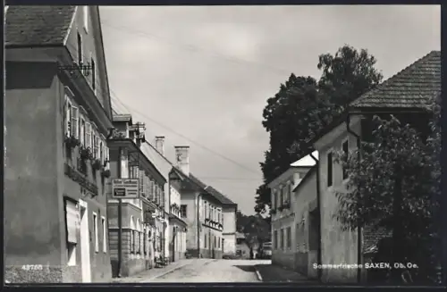 AK Saxen /Ob. Oe., Böhms Gasthaus mit Strassenpartie