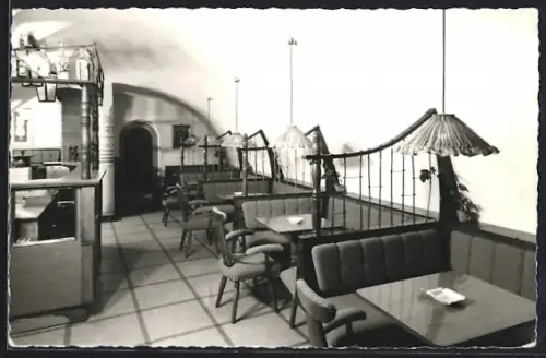 AK Hellmonsödt /O. Ö., Gasthof von Walter Lugmayr, Innenansicht