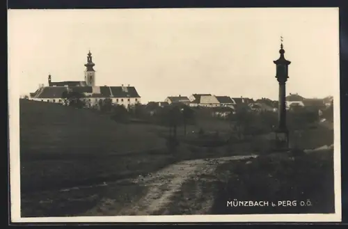 AK Münzbach b. Perg, Landstrasse mit Blick zum Ort
