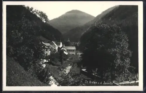 AK St. Anton a. d. Jessnitz, Ortspartie mit Bergen