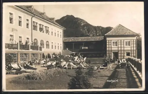 AK Hochzirl, Gäste in Liegestühlen auf einer Gartenterrasse