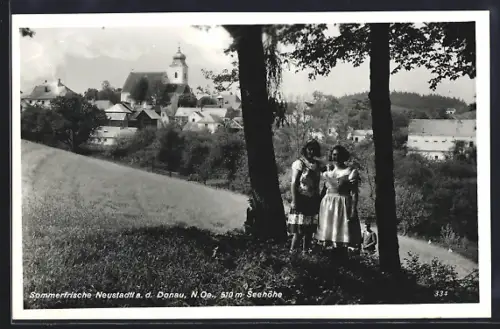 AK Neustadtl a. d. Donau, Teilansicht mit Kirche und zwei Frauen