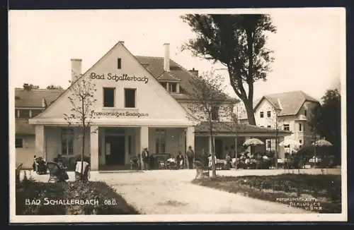 AK Bad Schallerbach /O.-Ö., Provisorisches Badehaus, Frontansicht mit Gästen, Villa
