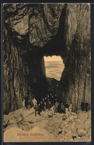 AK Torghatten /Nordland, Besucher vor dem Berg