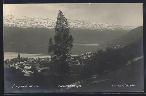 AK Vossevangen, Ortspanorama mit Gebirge