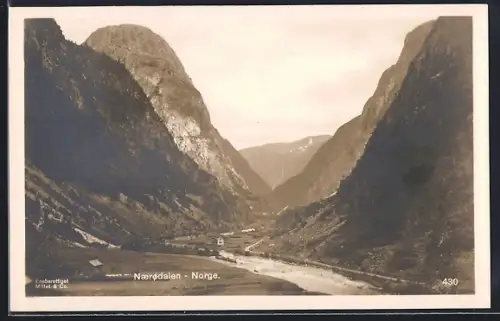 AK Naerodalen, Ortsansicht mit Bergpanorama