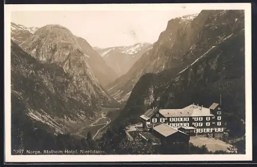 AK Stalheim, Sicht auf das Stalheim Hotel mit Naerödalen