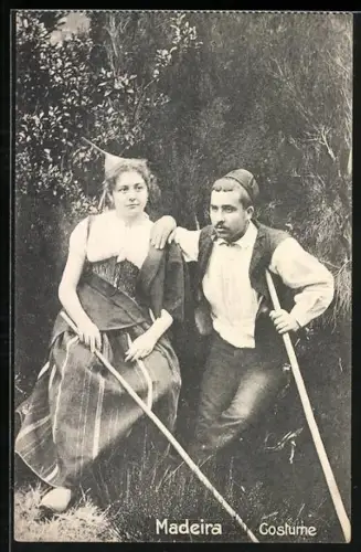 AK Madeira, Costume, Liebespaar in portugiesischer Volkstracht