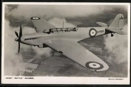 AK Flugzeug Fairey Battle Bomber über der Ortschaft