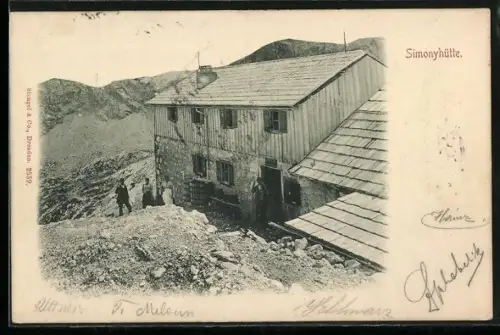 AK Simonyhütte, Leute vor dem Berghaus