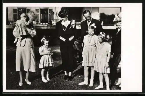 AK Soestdijk, Het Prinselijk gezin met Mevr. Roosevelt 1948
