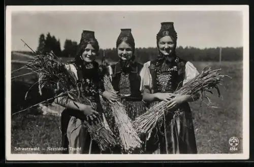 AK Schwarzwald, Neustädter Tracht, Mädels mit Getreide