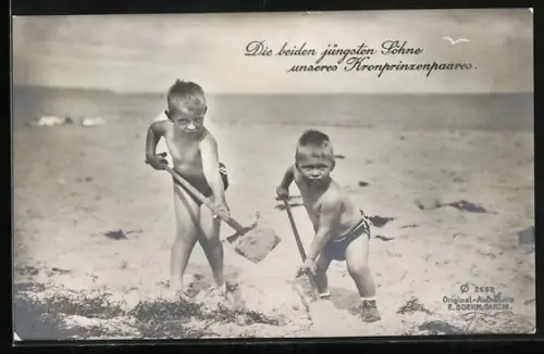 AK Die beiden jüngsten Söhne des Kronprinzenpaares Wilhelm von Preussen am Strand