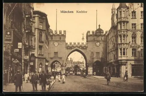 AK München, Passanten und Strassenbahnen am Karlstor