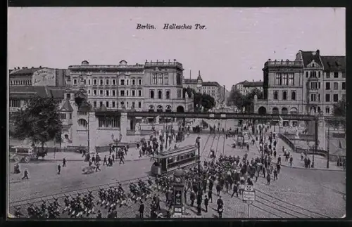 AK Berlin-Kreuzberg, Hallesches Tor mit Hochbahn und Militärparade, Strassenbahn