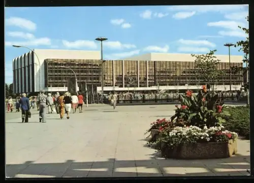 AK Berlin, Palast der Republik, Fussgänger