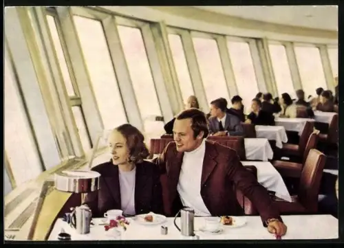 AK Berlin, Gäste im Tele-Café im UKW- und Fernsehturm der Deutschen Post Berlin