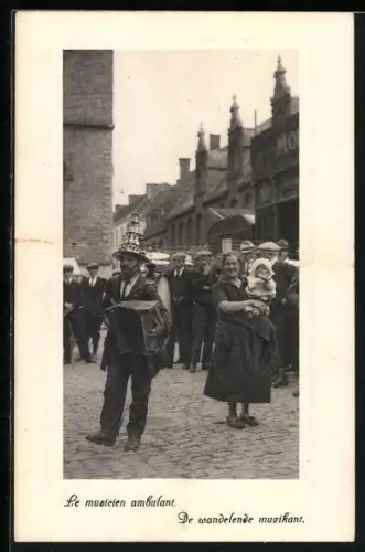 AK wandernder Exzentriker mit Akkordeon zieht durch einen Ort