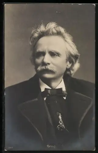AK Grieg mit Mantel und Anzug im Portrait