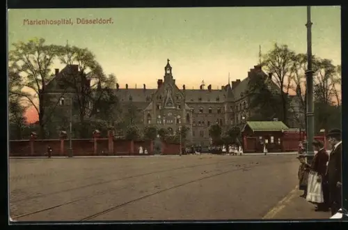 AK Düsseldorf, Marienhospital mit Passanten