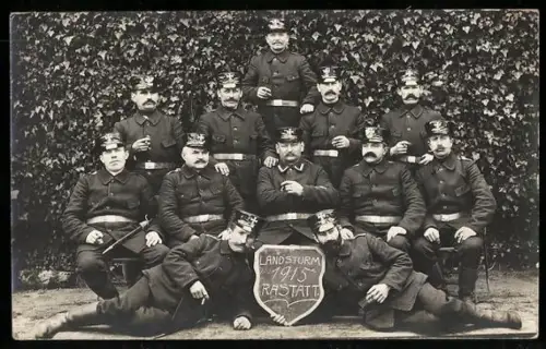 Foto-AK Rastatt, Landsturm 1915, Uniformierte Soldaten, Gruppenfoto